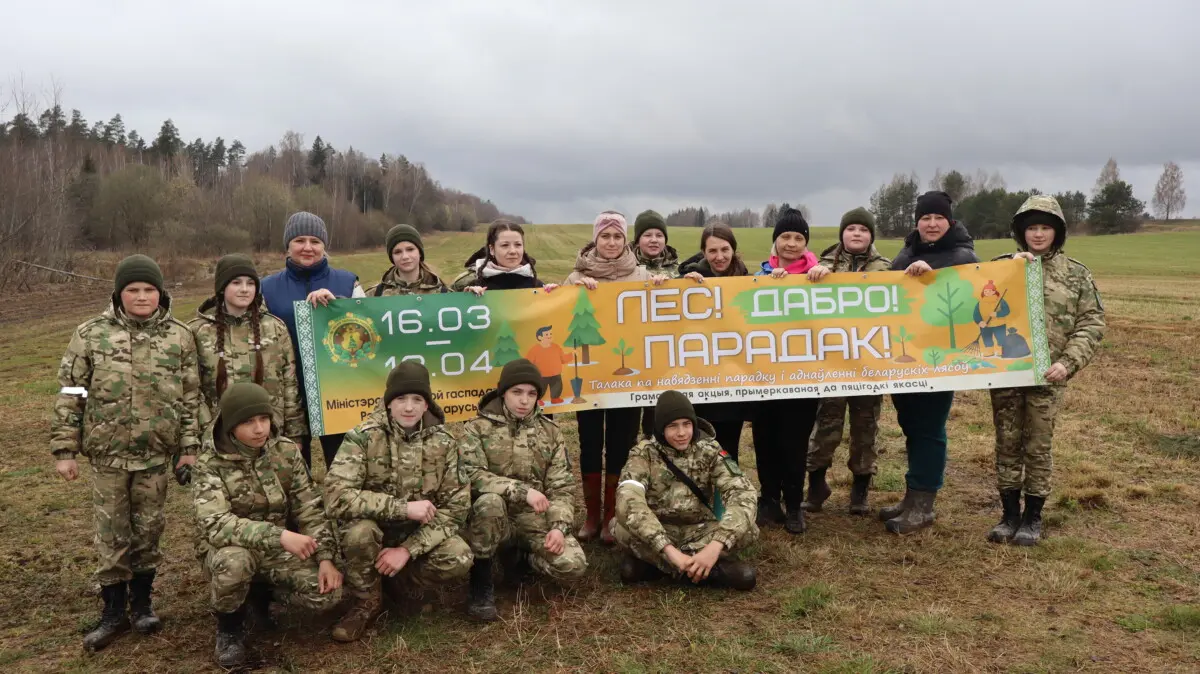 К акции по посадке леса присоединились патриоты‑военнослужащие, труженики села, педагоги и воспитанники ВПК «Восток»