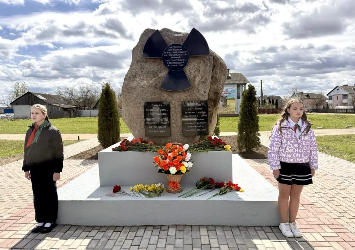 В митинге приняли участие руководство района, представители местной сельскохозяйственной и других организаций, учреждений, общественных объединений, ликвидаторы последствий аварии на ЧАЭС, переселенцы с загрязненных радиацией земель, учащиеся Говядской СШ, сельчане.  К памятному знаку участникам ликвидации и жертвам аварии на Чернобыльской АЭС возложили цветы.