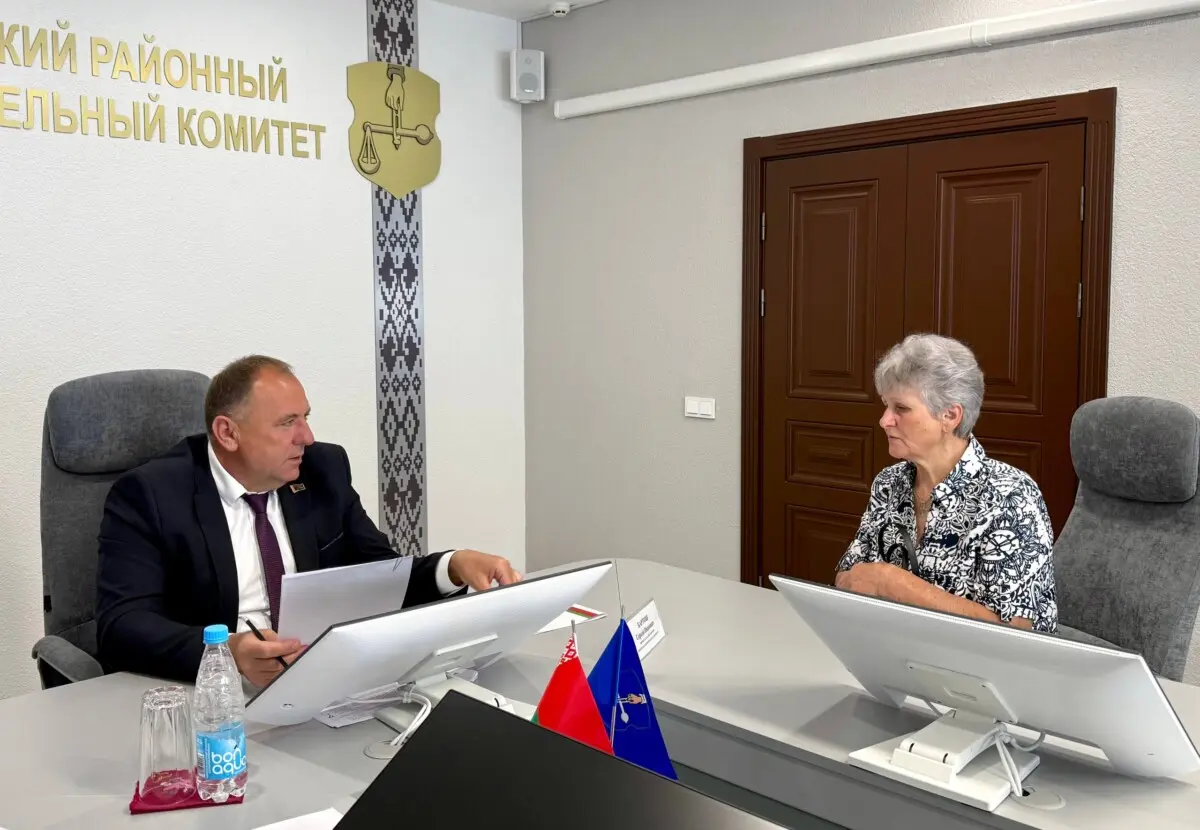 Личный прием граждан провел председатель Шкловского райисполкома Сергей Бартош
