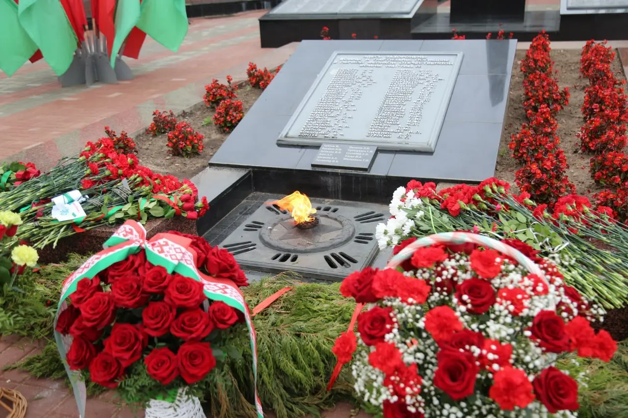 В Шклове состоялось возложение цветов к мемориальному комплексу «Память»