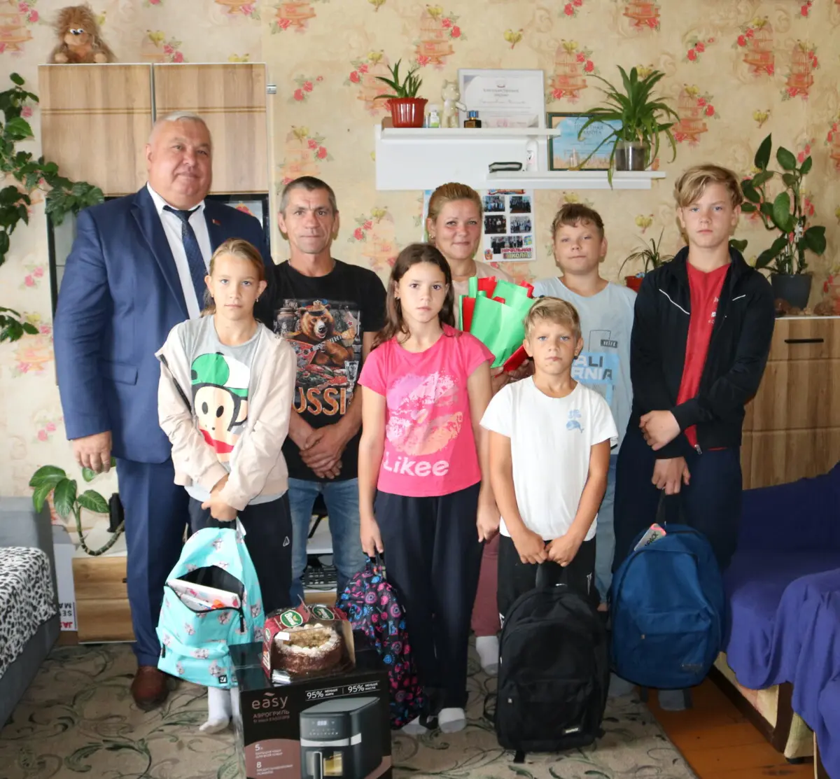 Акция «Профсоюзы — детям»: многодетная семья из агрогородка Окуневка получила подарки к школе